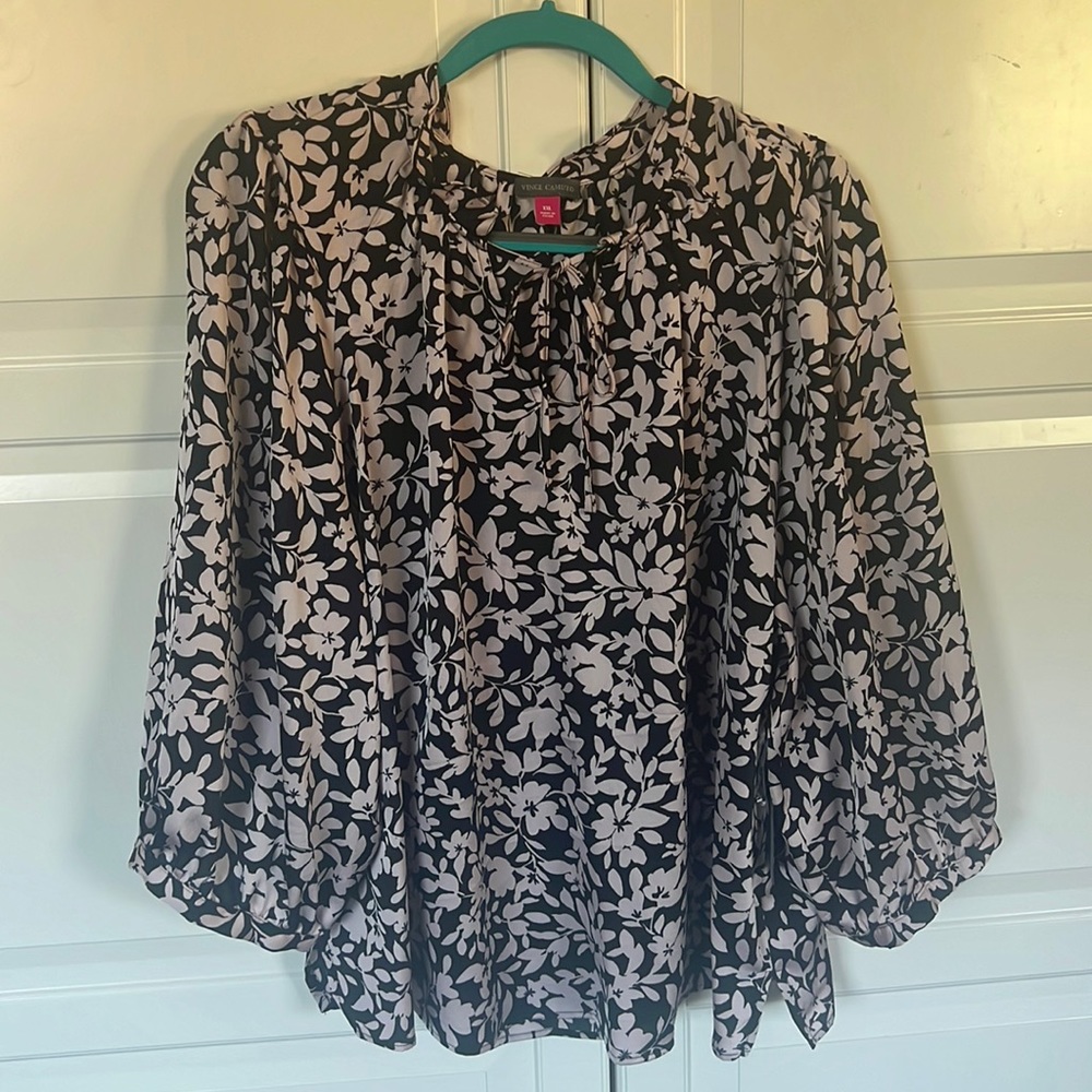NWT Vince Camuto blouse with 3/4 length sleeves
